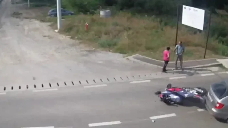 COLIZIUNE ÎN AIUD: Motocicletă și autoturism implicate într-un accident pe strada Abrudului