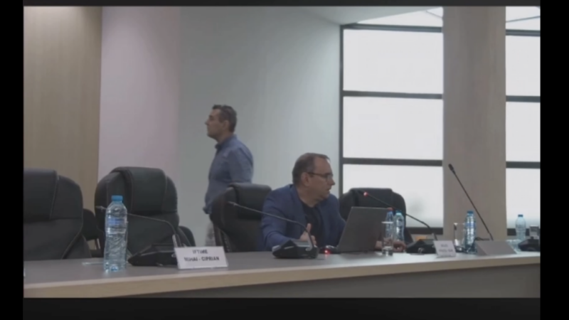 Consilierul USR Sebastian Ichim, acuzat de amenințări la adresa unui activist civic în Primăria Brașov: „Îți dorești să mori?” / Inițial ar fi vrut să lovească cu un scaun