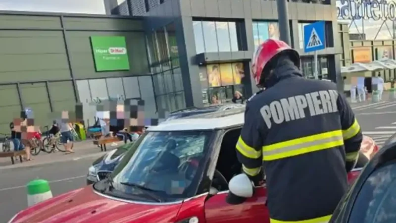 Copil blocat în mașină la Carolina Mall, pompierii intervin prompt