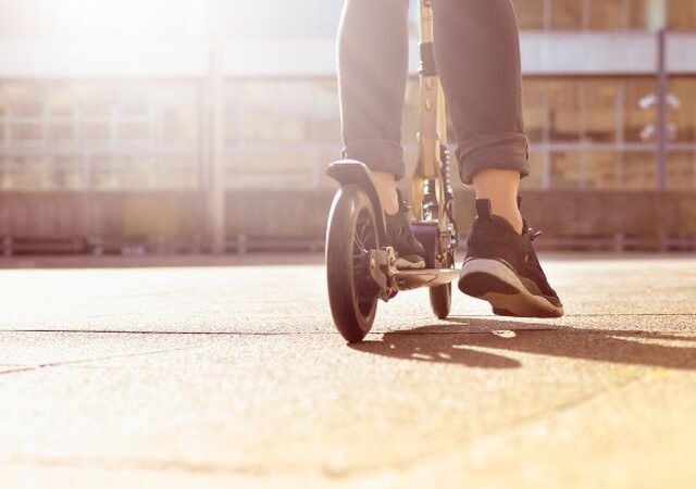 Două incidente cu trotinete electrice în Brașov și Augustin: Un tânăr sub influența alcoolului și un copil de 9 ani grav rănit