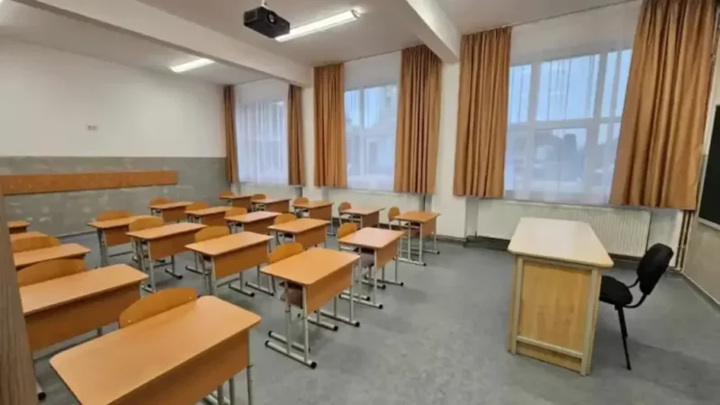 Elevii clasei a IX-a vor studia conform noilor programe școlare, adaptate pe profiluri și specializări. Manualele digitale ar putea fi accesibile până la sfârșitul lunii septembrie