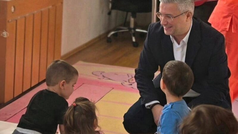 Familiile din Brașov primesc sprijin financiar pentru copiii fără loc în creșele publice