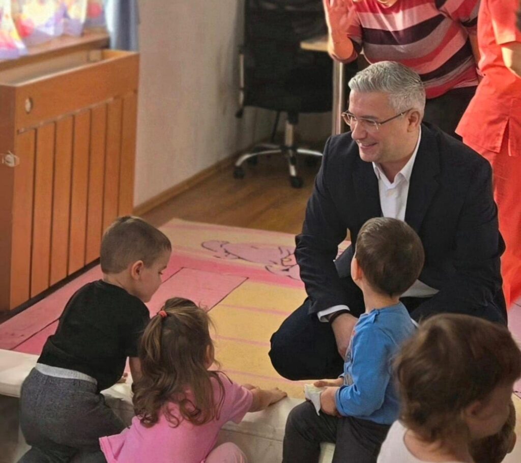 Familiile din Brașov primesc sprijin financiar pentru copiii fără loc în creșele publice