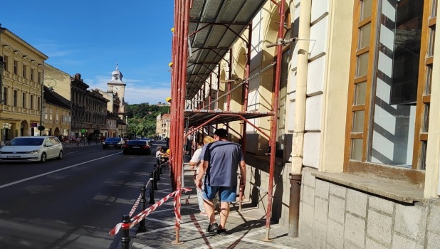 Firmă amendată după ce o femeie a căzut pe carosabil în Brașov, ocolind un șantier