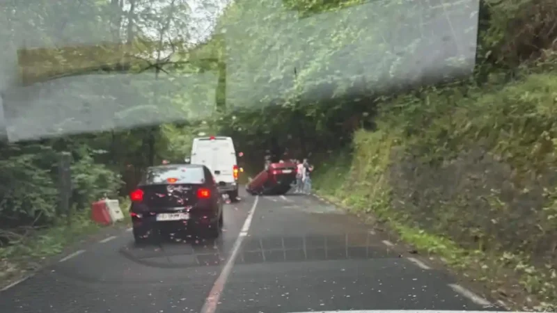 FOTO ACTUALIZARE | Incident rutier la Bucium Cerbu: Un conducător auto a fost rănit după răsturnarea vehiculului