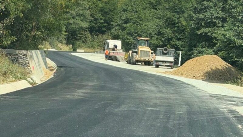 FOTO: Finalizarea lucrărilor pe drumul județean dintre Zlatna și Almașu Mare este aproape