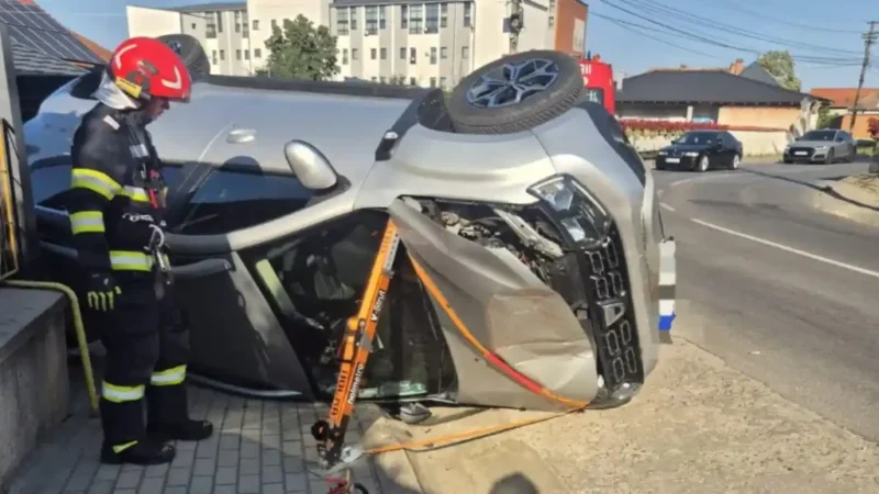 FOTO | Incident rutier la Sebeș: Mașină răsturnată pe strada Decebal. O victimă primește îngrijiri medicale la locul accidentului