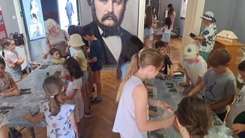 FOTO Lecții de preistorie, modelaj în lut și vizite la galerie: Atelierele de vară ale unui muzeu brașovean, un real succes
