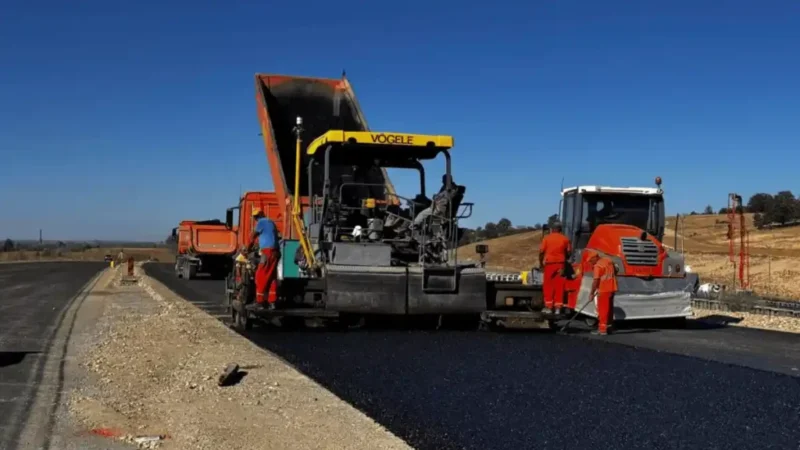 Foto | Progres semnificativ pe șantierul autostrăzii A1 Margina-Holdea: „Parapetul vechi este demontat și mixtura asfaltică uzată este frezată”
