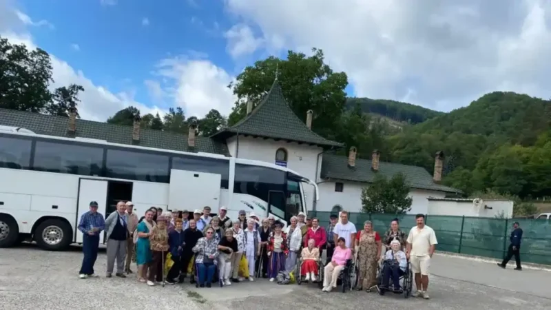 Fotoreportaj | Seniorii de la Căminul pentru Persoane Vârstnice din Alba Iulia au vizitat Mănăstirea Prislop: „Bucuria nu cunoaște vârstă”