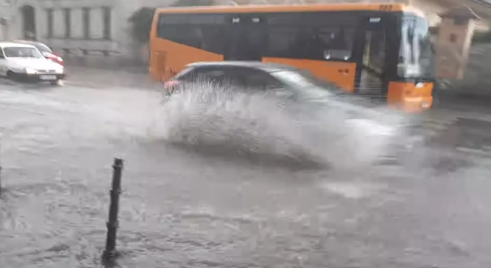 Furtuna a provocat distrugeri la Brașov și Sânpetru: Arbori prăbușiți peste vehicule și garaje inundate