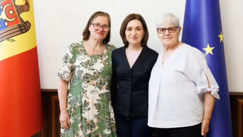 Imagine | Maia Sandu se întâlnește cu două femei care au sfidat regimul sovietic: Au scris mesaje în română pe zidurile Chișinăului / „Lecții de verticalitate”