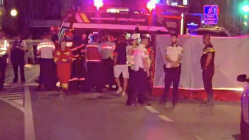Imagini șocante ale unui accident grav din această seară: Un șofer a fost lovit de un alt vehicul, rămânând cu piciorul blocat pe accelerație