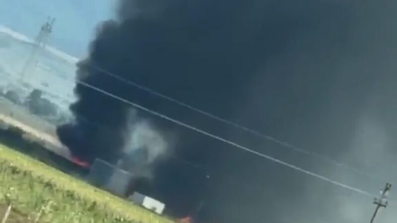 Incendiu devastator la o hală de deșeuri din Leț, Covasna. Pompierii din Brașov, solicitați pentru ajutor
