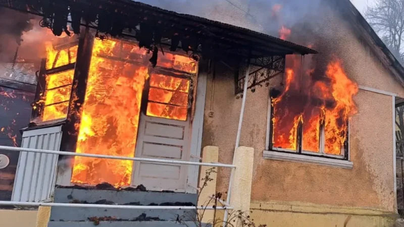 Incendiu în Scărișoara: Intervenție de urgență a pompierilor din Câmpeni