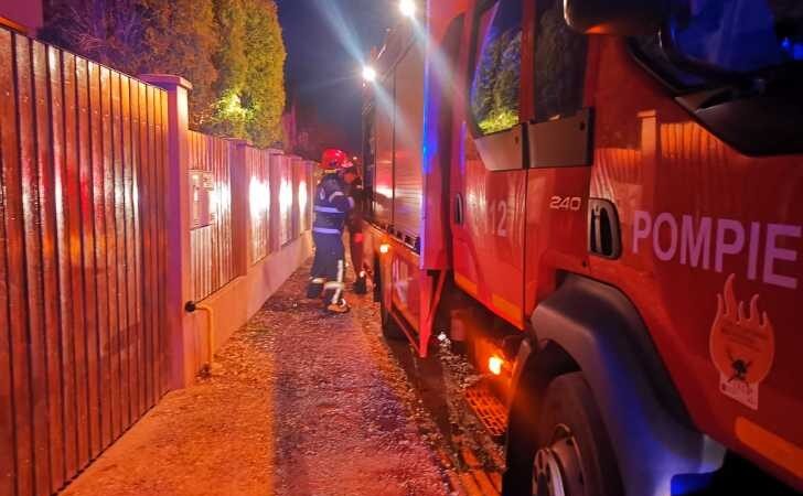 Incendiu într-un apartament din Cugir: 50 de locatari de pe strada George Coșbuc s-au autoevacuat. O persoană a primit îngrijiri după ce s-a intoxicat cu fum