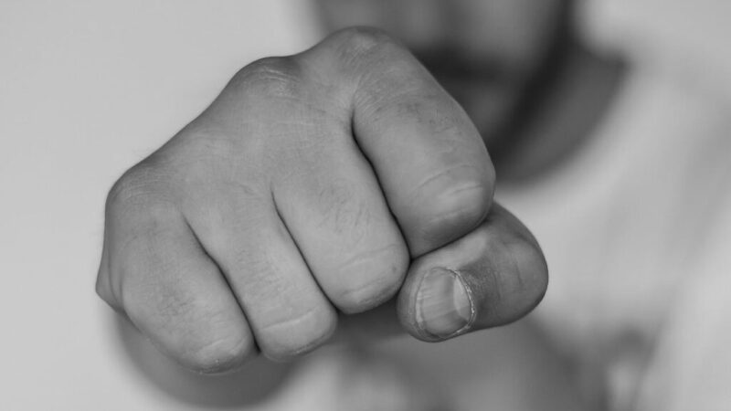 Incident violent într-un local din Cugir: Un adolescent de 17 ani, atacat de un bărbat de 38 de ani, din cauza unor conflicte. Agresorul a fost arestat