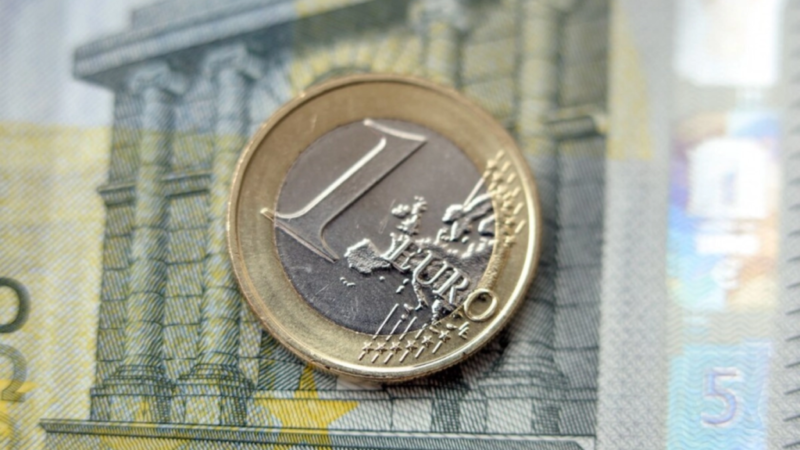 Leul continuă să scadă în raport cu euro și dolarul. Cursul valutar stabilit de BNR pentru miercuri