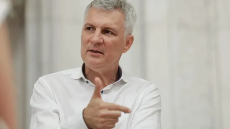 Liderul senatorilor PSD solicită demiterea consilierului lui Isărescu după declarații controversate despre România