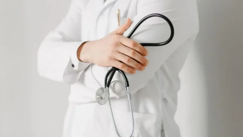 Mesajul unui medic român pentru o națiune ce își pierde speranța, după ce un pacient aproape deconectat a părăsit ATI-ul: ‘O societate merită aceeași șansă’