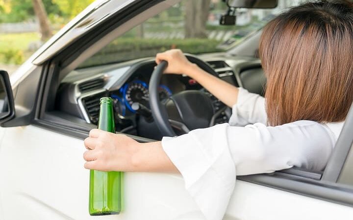 O șoferiță aflată sub influența alcoolului a lovit o mașină parcată după ce a pierdut controlul volanului