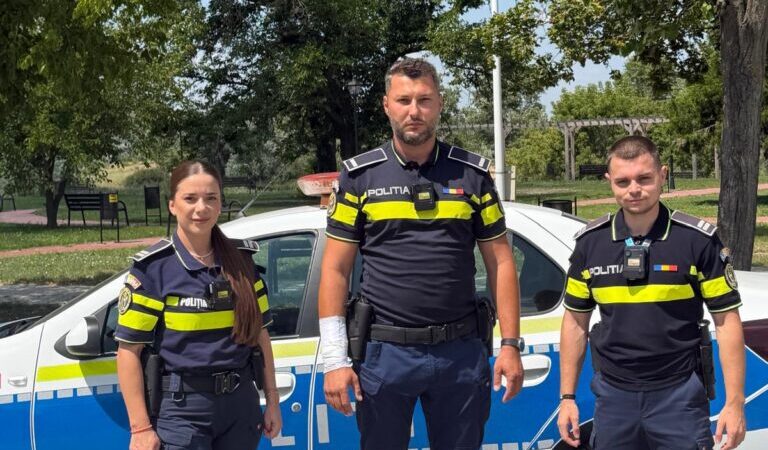 Polițiști eroi: Trei agenți salvează bărbat din flăcări