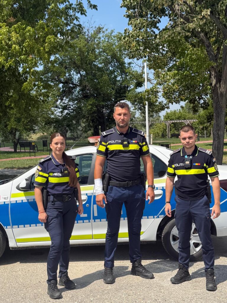 Polițiști eroi: Trei agenți salvează bărbat din flăcări