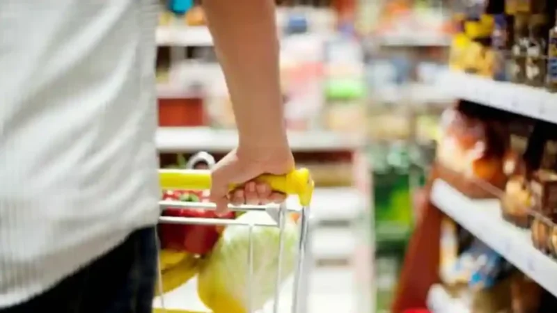 Prețurile alimentelor ar putea crește semnificativ din toamnă: Factori determinanți – canicula, creșterea costurilor energetice și conflictele armate. Ce produse ar putea deveni mai scumpe