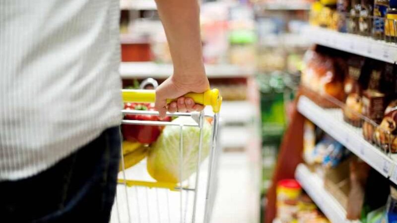 Program scurtat în centrele comerciale și supermarketuri? Posibile măsuri în cazul unei limitări a consumului energetic în România