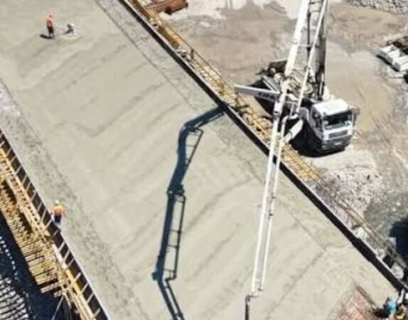 Progres semnificativ la podul DN1A din Brădet: Placa de suprabetonare a fost finalizată (VIDEO)