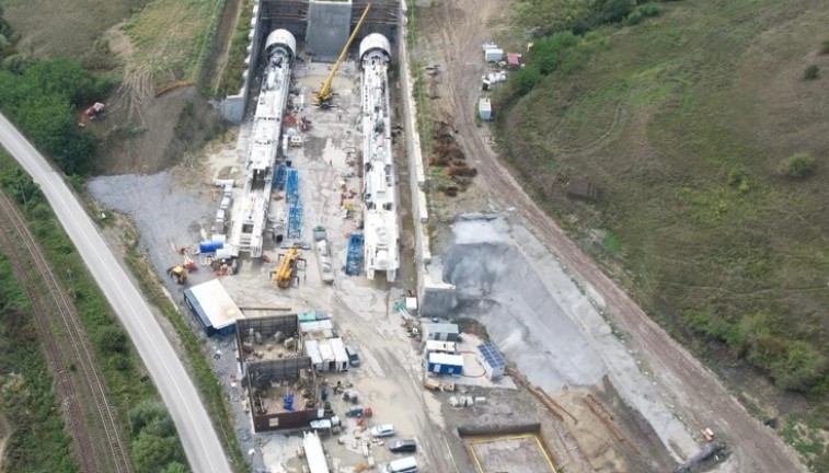 Progrese semnificative pe calea ferată Brașov – Sighișoara: Avansul „cârtițelor” Aktor