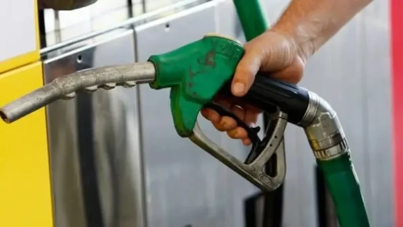 Sancțiuni de cel puțin 100.000 de lei după ce ANPC a supravegheat creșterile de prețuri din benzinării: Majorările de preț nu sunt permise după ora 12:00