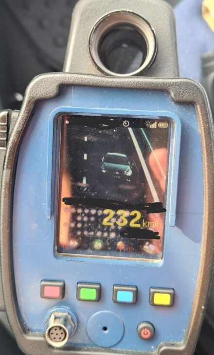 Șofer de 27 de ani prins cu 128 km/h într-o zonă de 70 km/h la Brașov, testat pozitiv pentru substanțe interzise