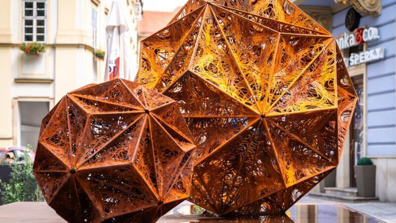 Steaua straina: geometrie si filosofie in spatiul urban