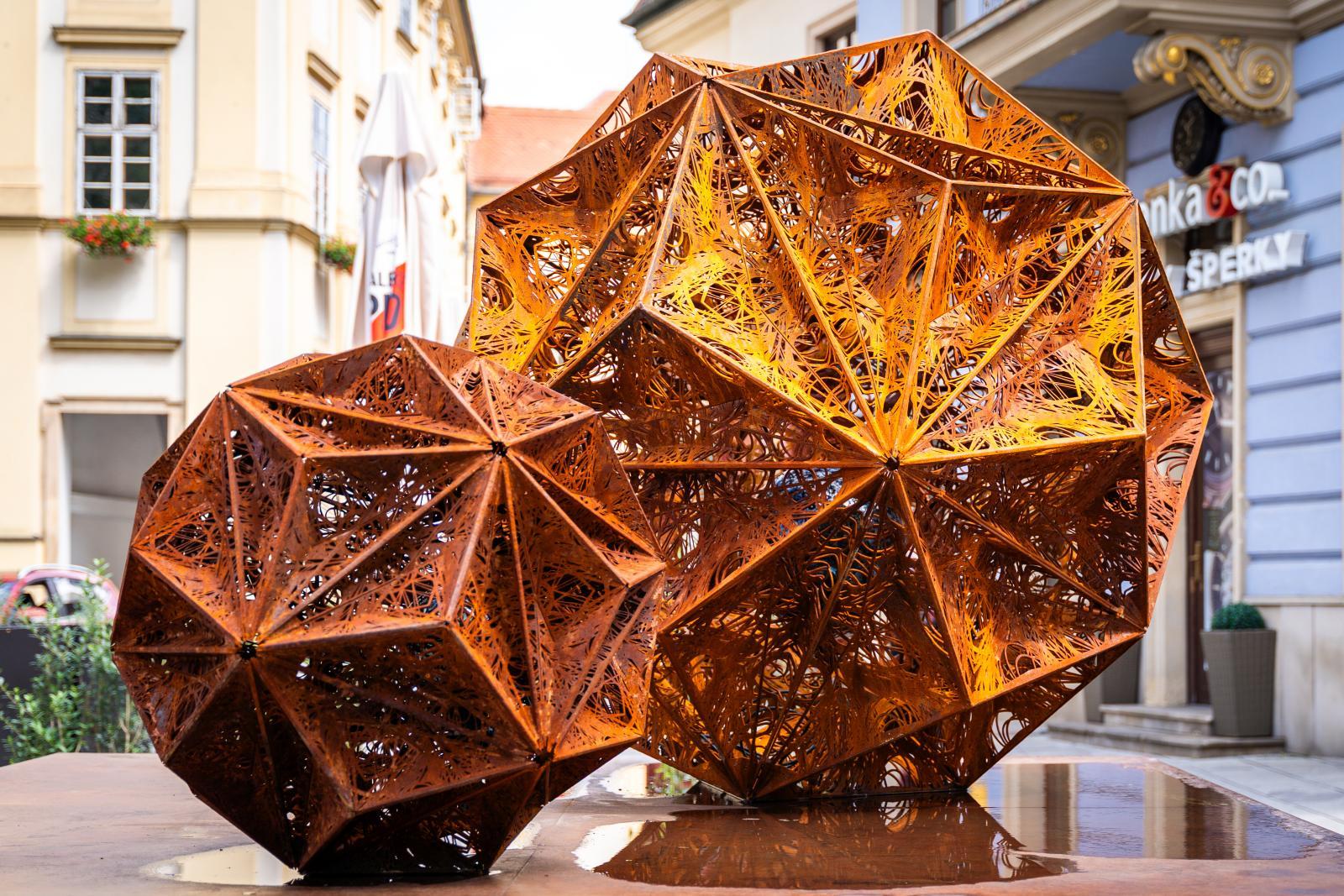 Steaua straina: geometrie si filosofie in spatiul urban
