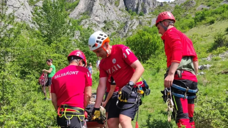 Tânăr suferind de simptome de traumatism cranio-cerebral după o cădere în zona Peștera Liliecilor, evaluat de ambulanță