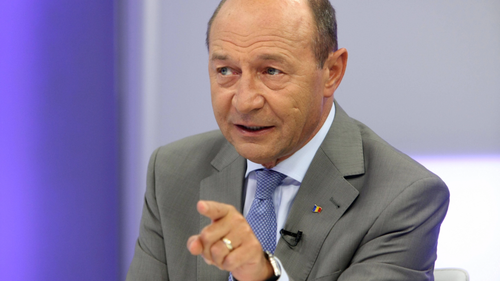Traian Băsescu critică vehement scufundarea barjelor pe Dunăre: O soluție improvizată și inadecvată! Vor trebui să le recupereze la un moment dat