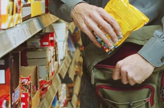 Trei bărbați reținuți pentru furt de alimente în valoare de 700 de lei dintr-un magazin din Brașov