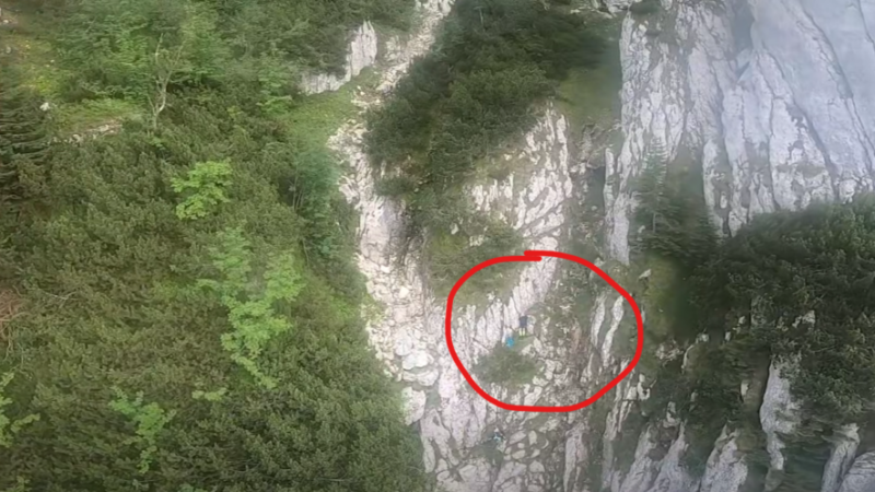VIDEO Doi turiști salvați cu elicopterul SMURD Brașov dintr-un traseu izolat din Piatra Craiului