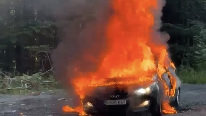 VIDEO. Identitatea persoanei care s-a autoincendiat într-o mașină pe DN1A, la Săcele, a fost dezvăluită!