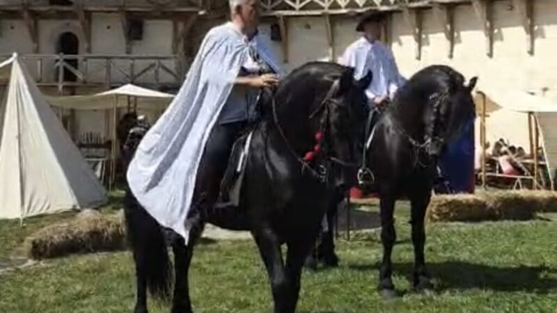 VIDEO. Revenirea Cavalerilor Teutoni la Feldioara! Primarul Sorin Taus inaugurează festivalul călare, în straie medievale