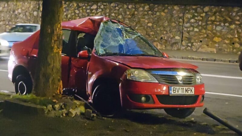 VIDEO. Tânăr de 20 de ani, sub influența alcoolului, provoacă accident pe strada Carpaților din Brașov. Coliziune cu un copac și un stâlp