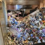 VIDEO,FOTO. Incredibil! Peste 10 camioane de deșeuri eliminate dintr-o locuință din Brașov! Resturile menajere aproape atingeau tavanul