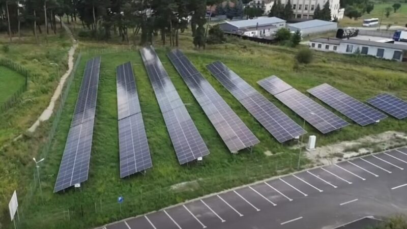 Zărneștiul dă startul parcului fotovoltaic și planifică achiziția de baterii pentru stocarea energiei solare