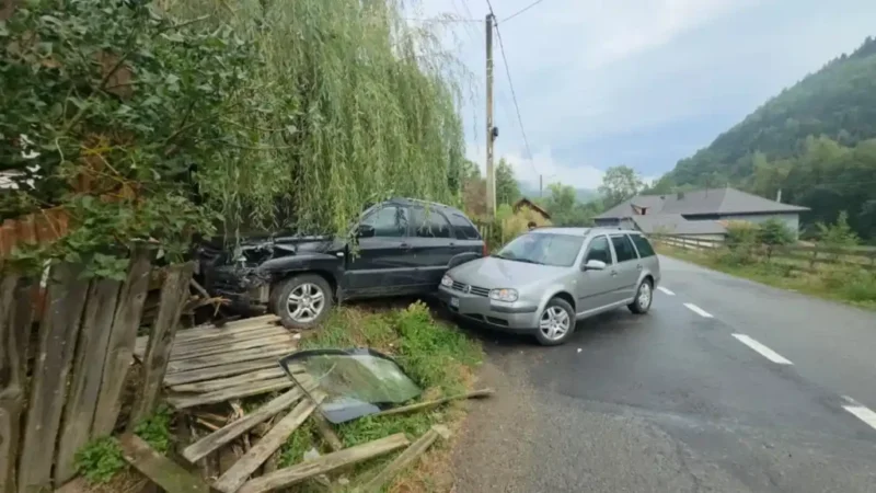 Accident la Vidra: Mașină intrată într-o curte