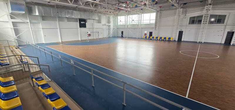 Arena sportivă din Ghimbav primește o nouă înfățișare cu o investiție de peste 100.000 de lei. Ce achiziții face Primăria pentru a personaliza sala