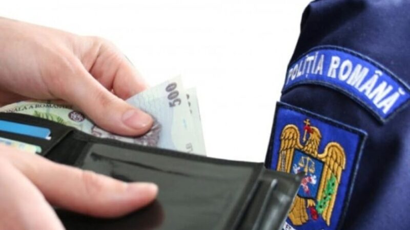 Bărbat cercetat penal după ce a încercat să mituiască polițiștii cu 100 de lei pentru o amendă de viteză