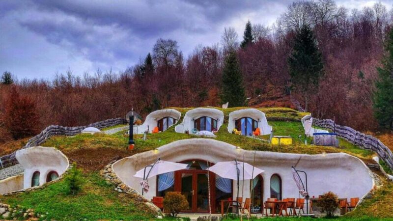 Căsuțele Hobbit din Făgăraș, de vânzare pentru 600.000 euro