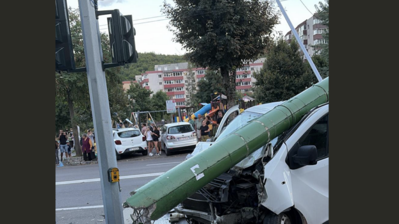 Coliziune pe bulevardul Valea Cetății din Brașov: două persoane rănite și un stâlp avariat după un accident rutier