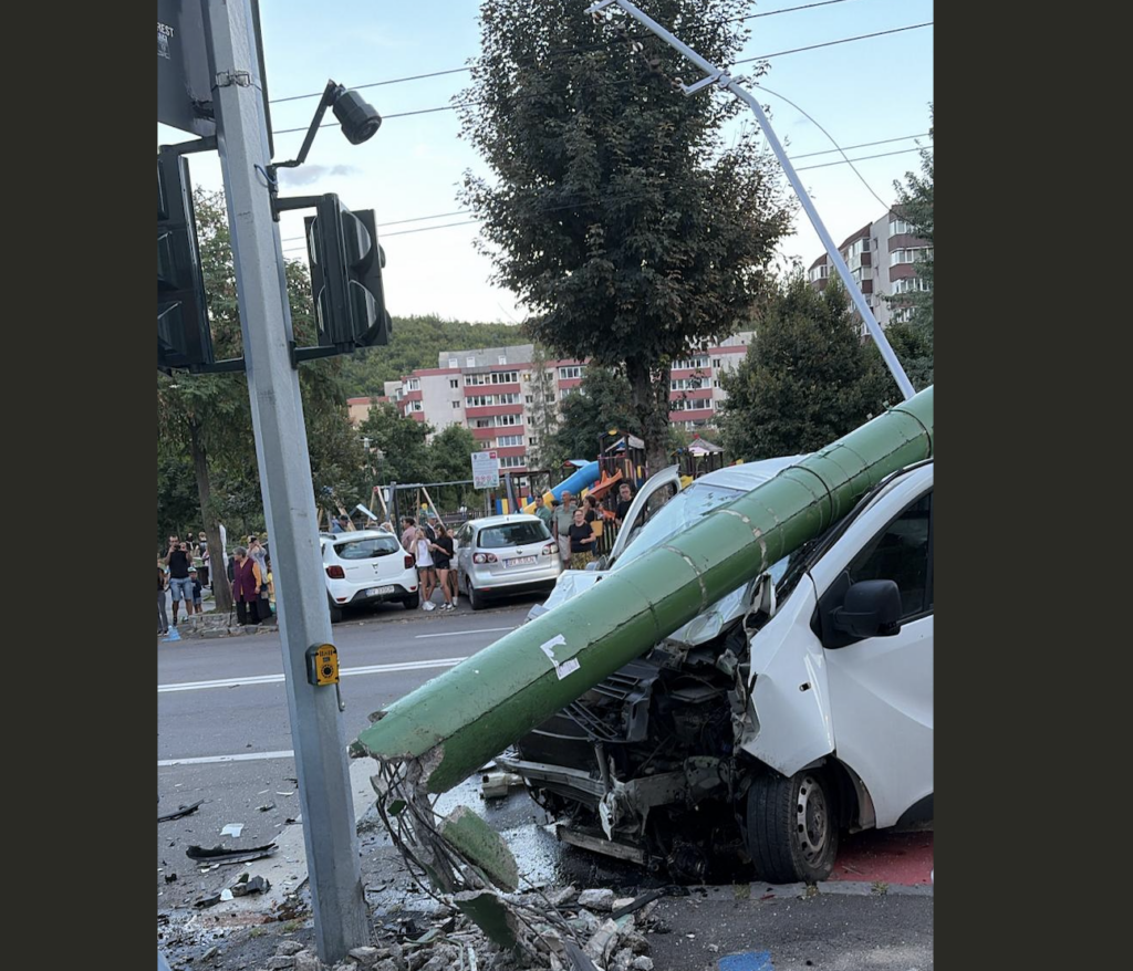 Coliziune pe bulevardul Valea Cetății din Brașov: două persoane rănite și un stâlp avariat după un accident rutier